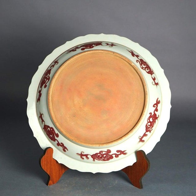 Early 20th Century Japanese Imari Red & White Porcelain Charger With Garden Scene 20thC For Sale - Image 5 of 7