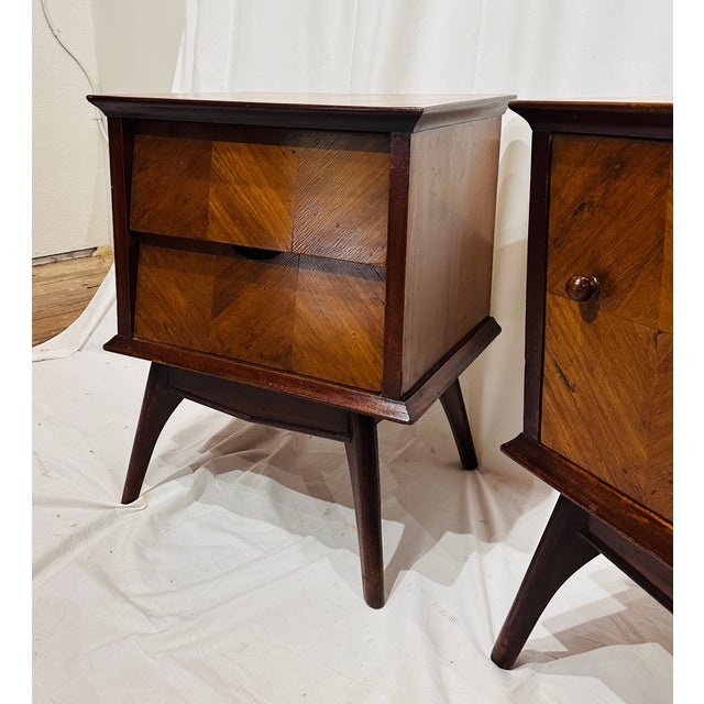 Walnut Mid Century Modern Paire De Petites Tables De Nuit With Checkered Burl Tops For Sale - Image 11 of 13