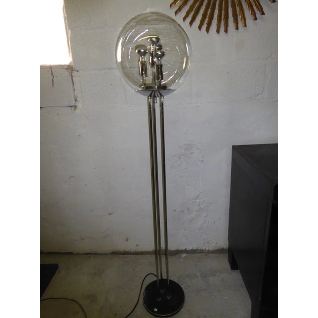 - Floor lamp in chromed metal with a large glass globe - In the style of Doria - Four light bulbs - Base in black - In...