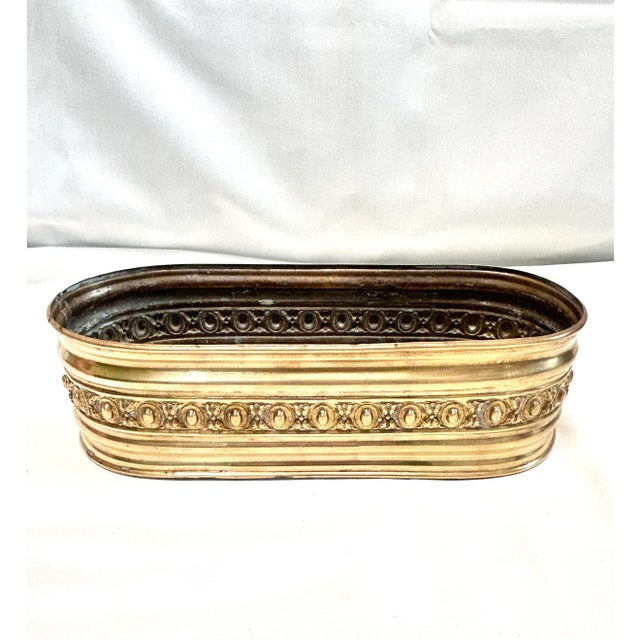 English Vintage Oval Brass Cachepot Planter – Hollywood Regency Floral Brass Jardiniere For Sale - Image 3 of 6