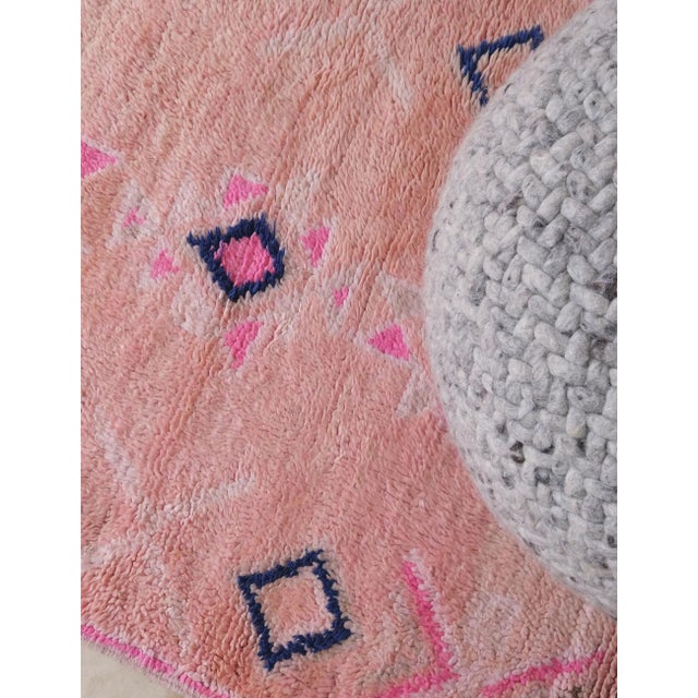 1990s Pink Moroccan Runner Wool Rug - 9.1 X 3.3 Ft For Sale - Image 5 of 8
