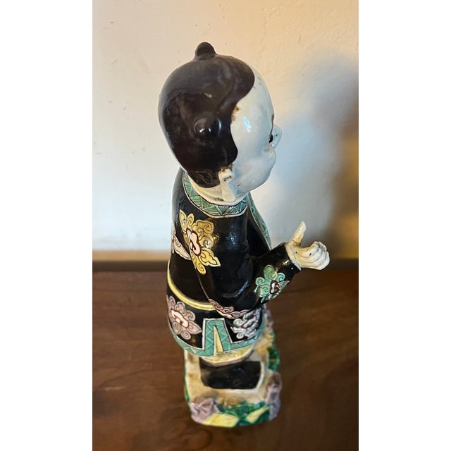 Antique Chinese Export Kangxi Famille Noir Porcelain Figure of an Attendant For Sale - Image 9 of 12