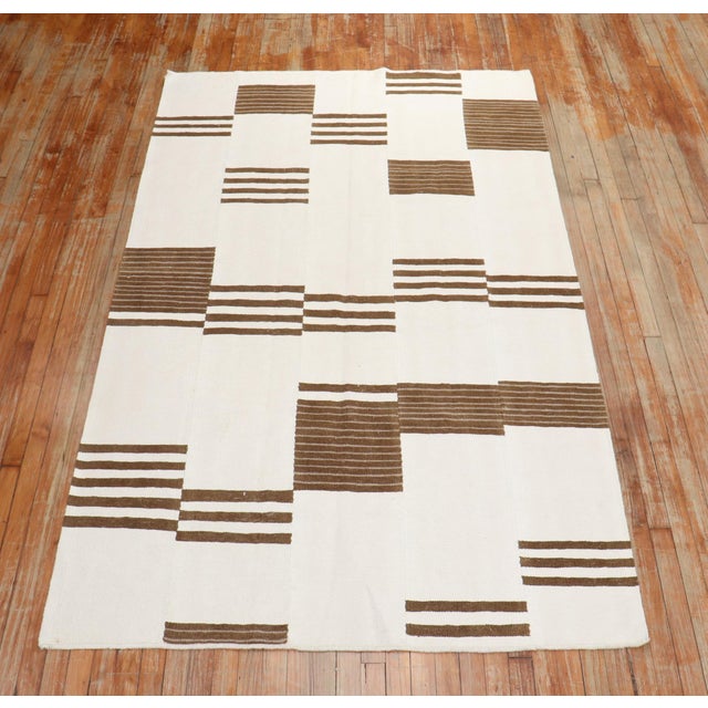 2010s White and Brown Modern Turkish Kilim Flatweave - 4'10" x 8'1" For Sale - Image 5 of 5