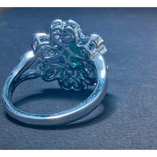 1.5 Carat Natural Oval Cut Emerald Ring With Blue Topaz & Amethyst 14 Karat Gold For Sale - Image 4 of 8