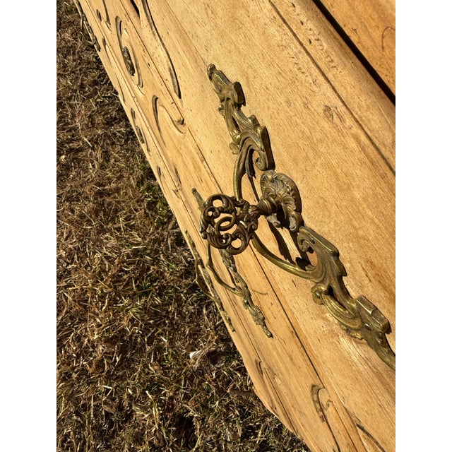 Tan 19th Century Louis XV Walnut Bleached Chest of Drawer / Commode For Sale - Image 8 of 11