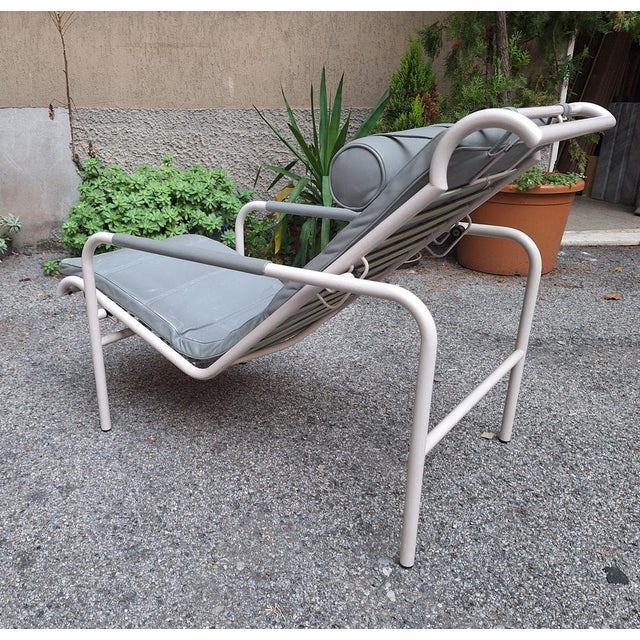 Blue Genni Model Chaise Longue in White Frame and Grey Leather by Gabriele Mucchi for Zanotta, 1990s For Sale - Image 8 of 18