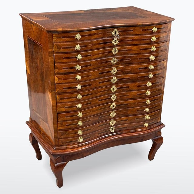 This Neoclassical chest of drawers is a fine example of high-quality cabinetmaking from the late 18th to early 19th...