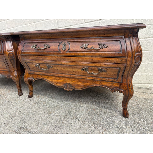 1960s Pair of Vintage Heritage Grand Tour French Louis XV Style Bombe Chests / Nightstands For Sale - Image 5 of 12