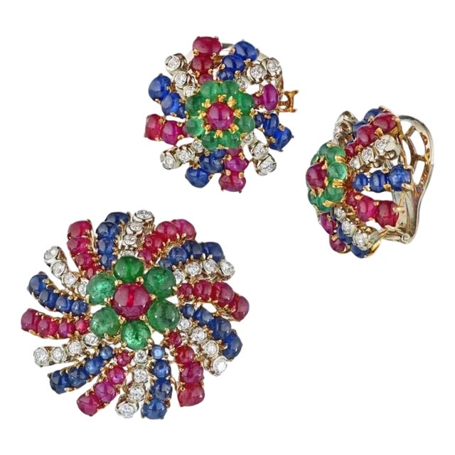 18K Yellow Gold Diamonds, Sapphire & Emeralds Earrings And A Brooch Jewelry Set For Sale