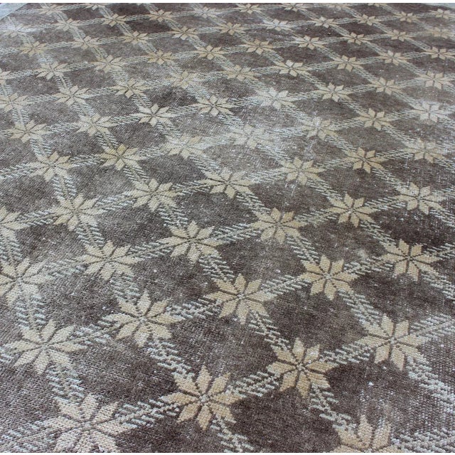 Brown Midcentury Vintage Turkish Oushak Rug With Floral / Star Lattice Pattern For Sale In Atlanta - Image 6 of 7