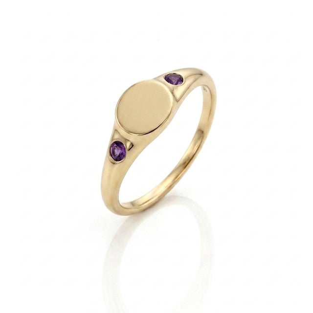 Contemporary Purple Amethyst Side-Stone Signet Ring | Dainty 18k Yellow Gold Ring | Modern February Birthstone Unisex Ring Us 7 For Sale - Image 3 of 3