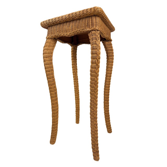 Tan Vintage 1960s Tall Wicker Plant Stand W/ Wavy Cabriole Legs / Palm Beach Regency Pedestal For Sale - Image 8 of 17