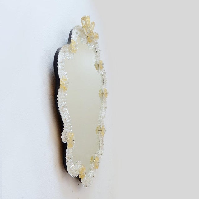 Venetian Mirror in Murano Glass Adorned with Gold Details and Flowers, 1960s For Sale - Image 6 of 12