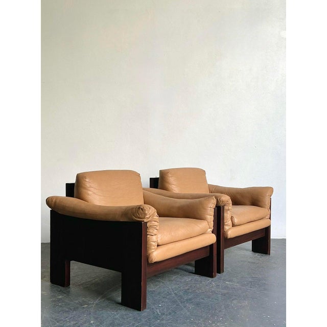 This exceptional pair of case lounge chairs, designed by the legendary Milo Baughman for Thayer Coggin, is a definitive...