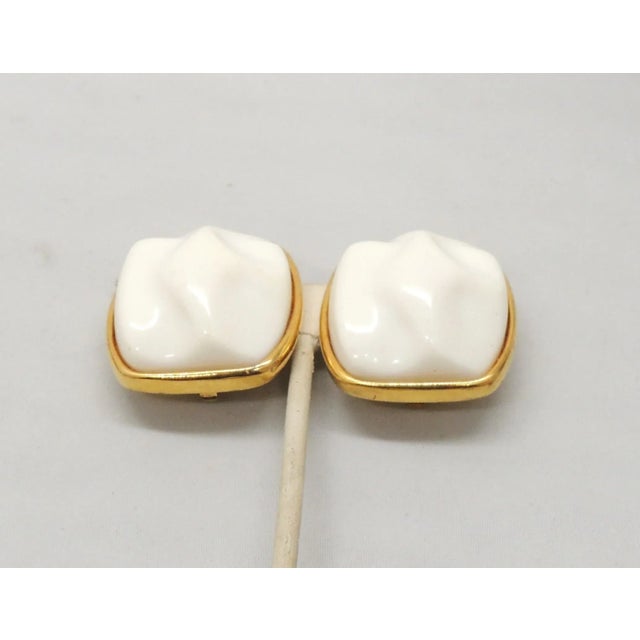 1980s Vintage Signed Alexis Kirk Modernist White Resin Clip Earrings, 2 Pieces For Sale - Image 4 of 7
