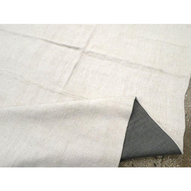 Galerie Shabab Collection Mid-20th Century Handmade Turkish Hemp Flatweave Kilim Room Size Carpet in White For Sale - Image 9 of 10