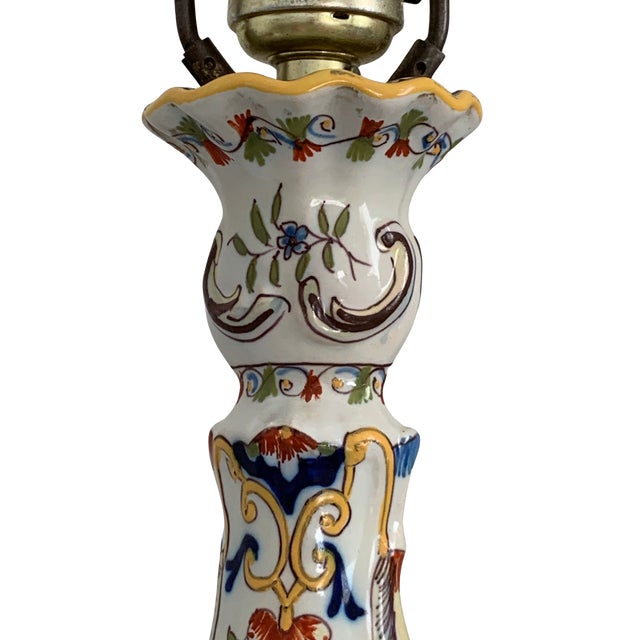 Early 20th Century Early 20th Century French Vieux Rouen Polychrome Faience Table Lamp on Pierced Metal Base For Sale - Image 5 of 9