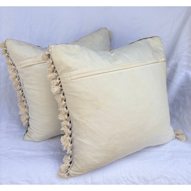 Late 20th Century Grey and Ivory Fringed Pillow Covers With Inserts-a Pair For Sale - Image 5 of 7