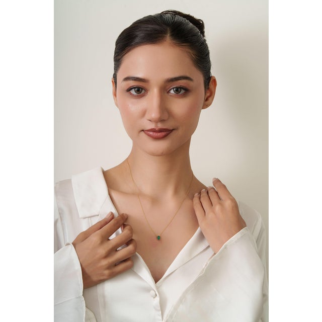 Minimalist Octagon-Cut Solitaire Emerald Necklace in 18k Yellow Gold For Sale - Image 9 of 15