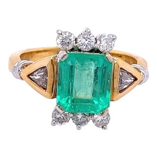 Vintage 2.77 carat Colombian Emerald and Trillion Cut Diamonds in 18k Gold Ring, Size 7.5 For Sale