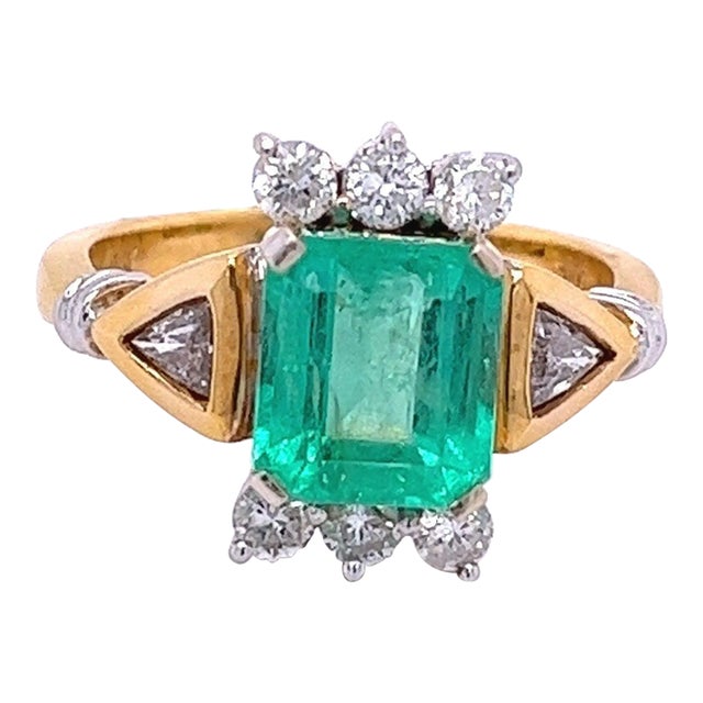 Vintage 2.77 carat Colombian Emerald and Trillion Cut Diamonds in 18k Gold Ring, Size 7.5 For Sale