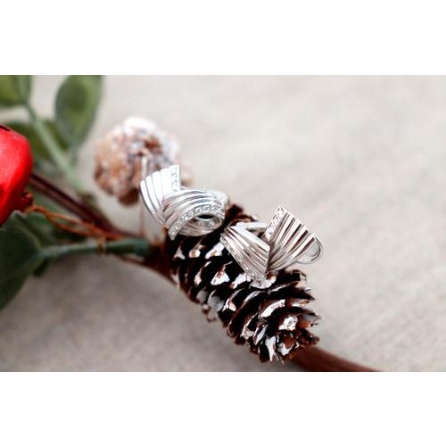 18 Karat White Gold Earrings with Reliefs and Diamonds, Set of 2 For Sale - Image 3 of 6