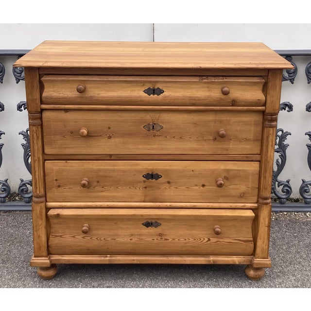 This lovely little chest of drawers has some interesting design features as well as a warm honey color, an attractive...