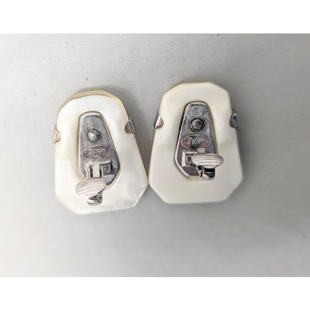 White Vintage Kunio Matsumoto for Trifari Modernist Clip Earrings-2 Pieces For Sale - Image 8 of 8