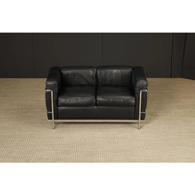 'Lc2' Black Leather Settee Sofa Loveseat by Le Corbusier for Cassina, Signed For Sale In Los Angeles - Image 6 of 18