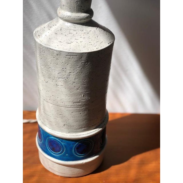 Beige Large White and Blue Ceramic Table Lamp by Bitossi for Bergboms, 1960s For Sale - Image 8 of 14