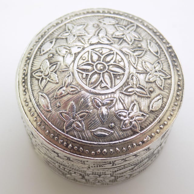 Vintage Italian Handmade Round Silver 800 Floral Embossed Pill Snuff Box, 1980s For Sale - Image 4 of 13