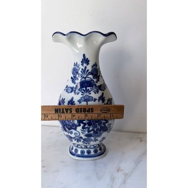 Vintage Seymour Mann "China Blue" Ruffled Fine Porcelain Floral Vase – Chinoiserie / Delft Style For Sale - Image 9 of 9