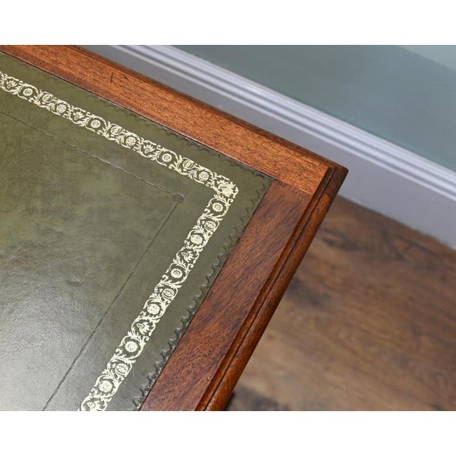 Victorian Pedestal Desk in Mahogany and Leather Top, 1880 For Sale - Image 4 of 9