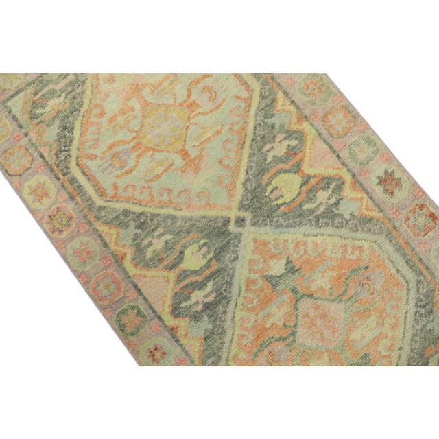 This modern Turkish Oushak rug is a stunning piece of art that has been handwoven using traditional techniques by skilled...