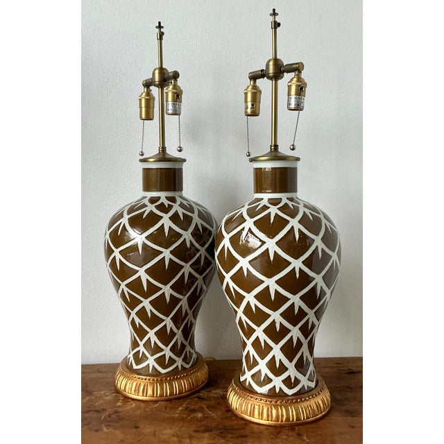 Vintage Regency Bunny Williams “Chicken Feathers” Glazed Ceramic Lamps - A Pair For Sale - Image 10 of 11