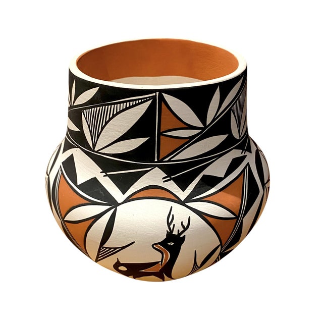 Louise Amos Acoma Pueblo New Mexico Native American Pottery Olla Vase With Heartline Deer Motif, Smithsonian American Indian Museum For Sale In San Francisco - Image 6 of 14
