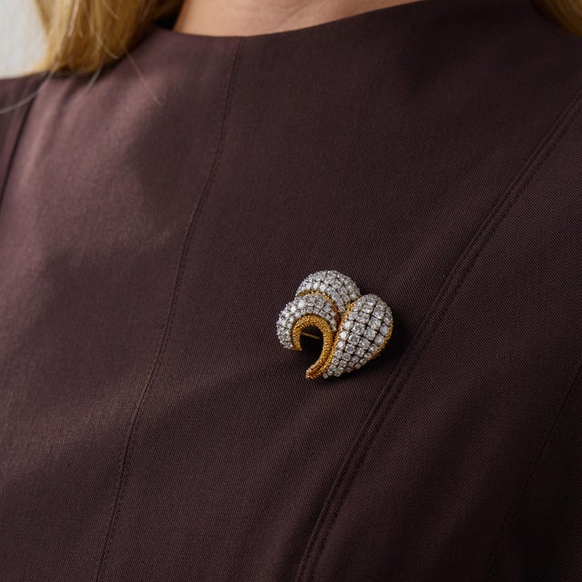 Van Cleef & Arpels 1960s Van Cleef & Arpels 12.00 Carat Diamond 18k Yellow Gold Brooch For Sale - Image 4 of 5