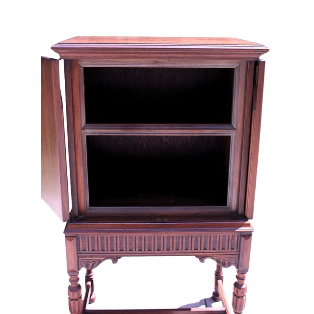 English 1920s Berkey & Gay Jacobean Revival Carved Walnut Lift-Top Bar Cabinet For Sale - Image 3 of 11