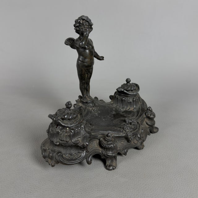 A charming accessory with a classic and romantic feel, ideal for adding a touch of vintage elegance to a desk or...