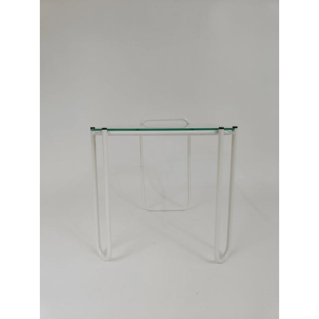 Small 80s side table with a white wire steel metal frame. Playful model with hairpin table legs.