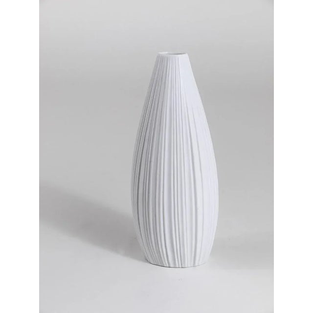 White White Relief Striped Porcelain Vase attributed to Martin Freyer for Rosenthal, Germany, 1960s For Sale - Image 8 of 11