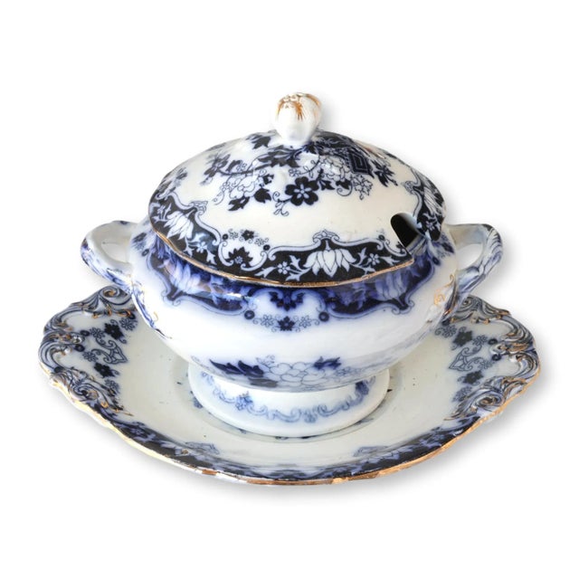 19th Century C. 1880s English Flow Blue Sauce Tureen W/Tray For Sale - Image 5 of 5