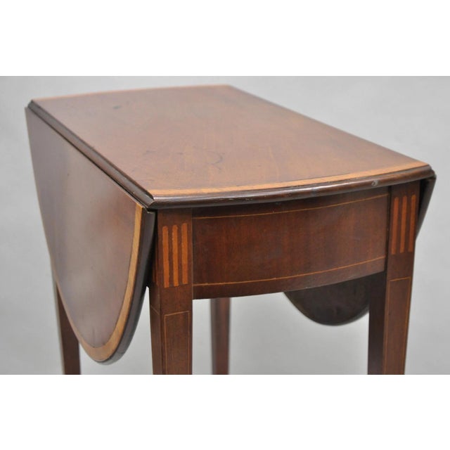 Antique Federal Mahogany Satinwood Inlay Narrow Dropleaf Pembroke Side Table For Sale - Image 15 of 17