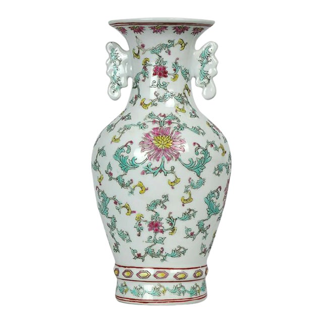 Early 18th Century Chinese Porcelain Vase With Marking on the Bottom For Sale