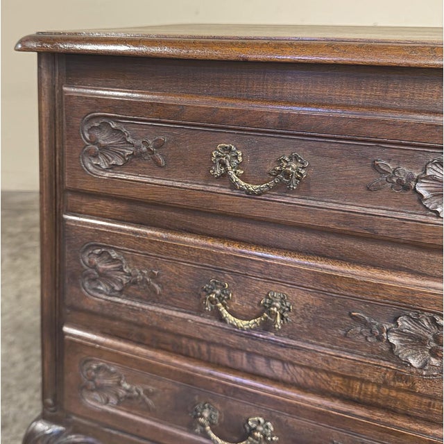 Early 20th Century Antique French Louis XV Walnut Petit Commode ~ Nightstand For Sale - Image 5 of 11