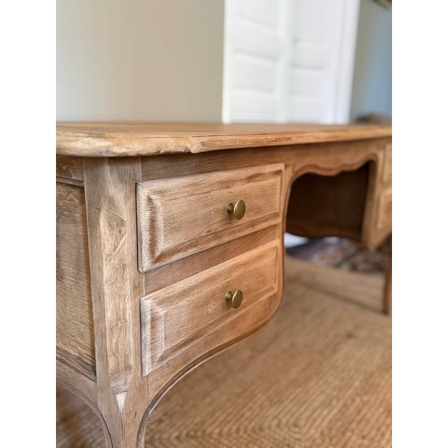 Be captivated by the authentic charm of this superb Louis XV style desk, meticulously restored throughout. Its raw...