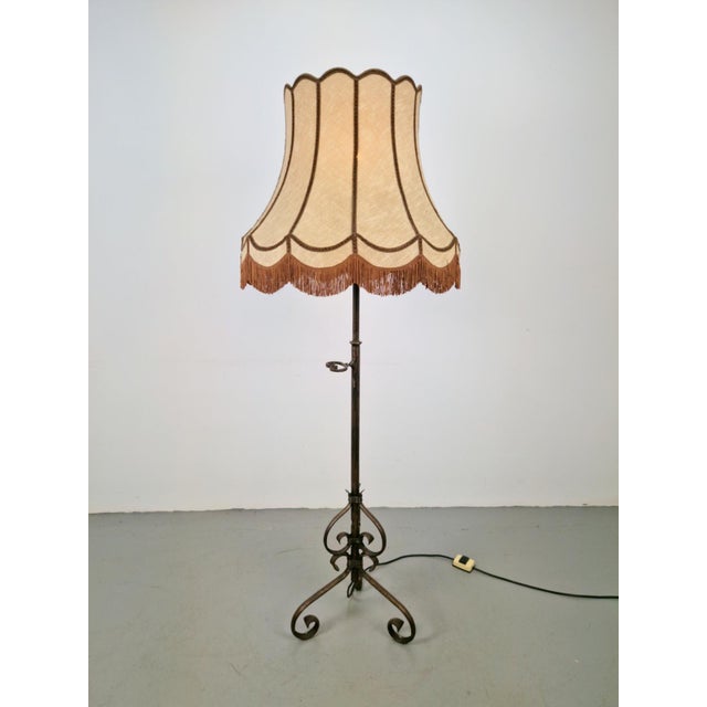 Adjustable wrought iron floor lamp 1930 comes with a complimentary free cream-colored, shade. fitment: 1x standard e27 led...