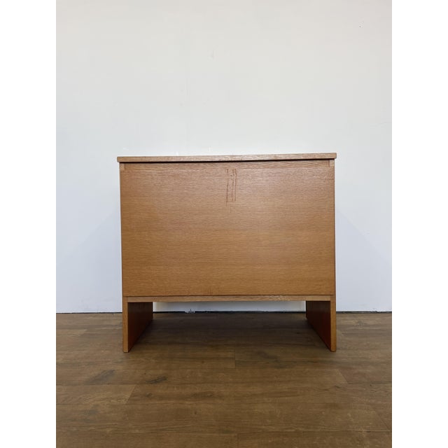 This elegant mid-century blanket box by Meredew is a refined example of British furniture design from the 1960s. Crafted...