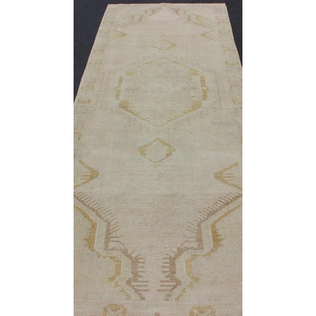 Mid 20th Century Light Colored Vintage Oushak Runner With Geometric Medallion in Taupe Color and Golden Color For Sale - Image 5 of 12