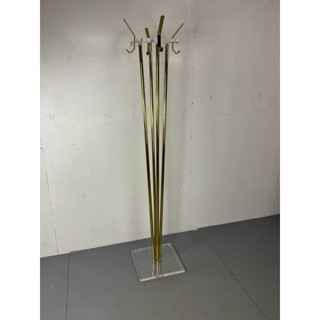 Mid-Century Hollywood Regency Standing Acrylic and Brass Coat Stand, 1970s For Sale - Image 9 of 11